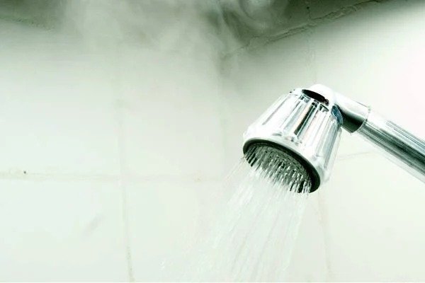 Tio e mãe de menina de 4 anos são presos com criança em motel