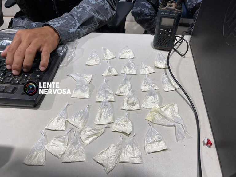 Força Tática prende suspeitos com dezenas de porções de cocaína na capital