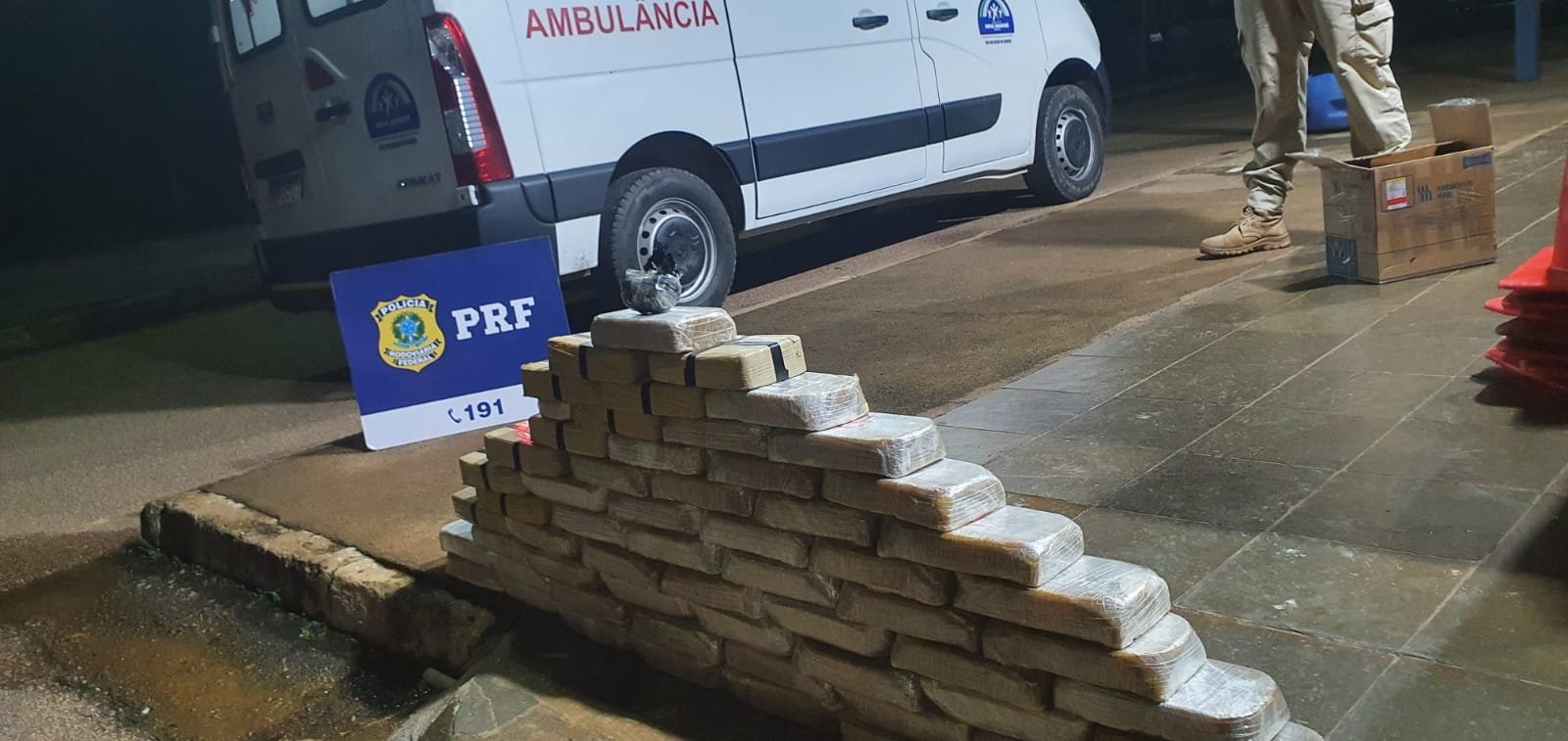 PRF apreende ambulância da prefeitura com 65 quilos de cocaína; motorista ganharia R$ 10 mil – VÍDEO