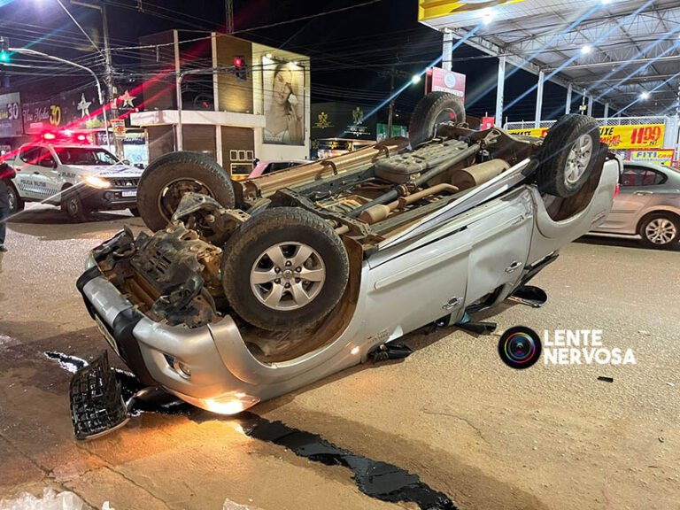 Hilux capota ao passar sinal vermelho e ser atingida por automóvel – VÍDEO