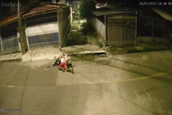 Vídeo: após luta corporal, policial rende e atira em suspeito de furto