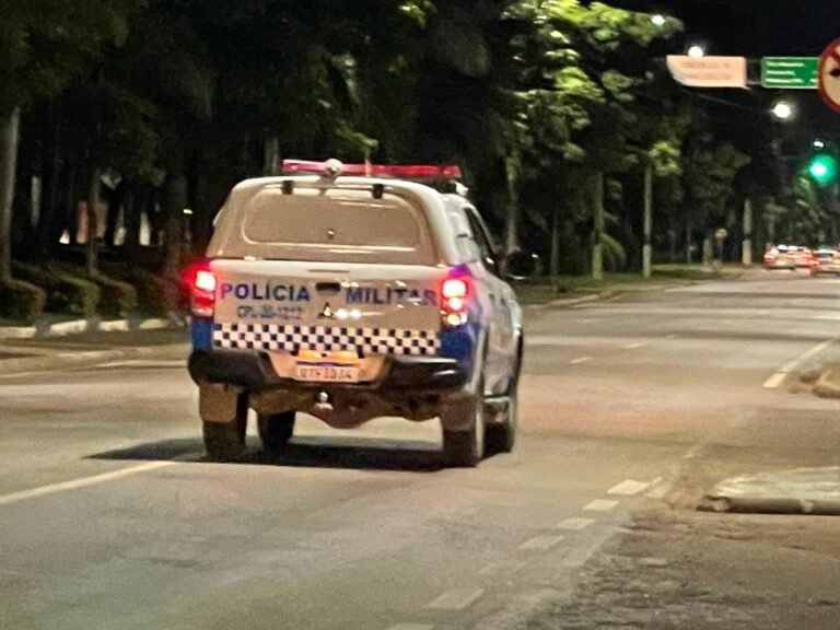 DEU RUIM – Motoqueiro passa sinal vermelho na frente de viatura da PM e é preso