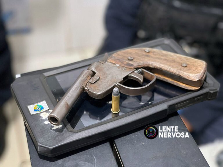 Adolescente leva tabefes da mãe ao ser apreendido com arma na zona leste
