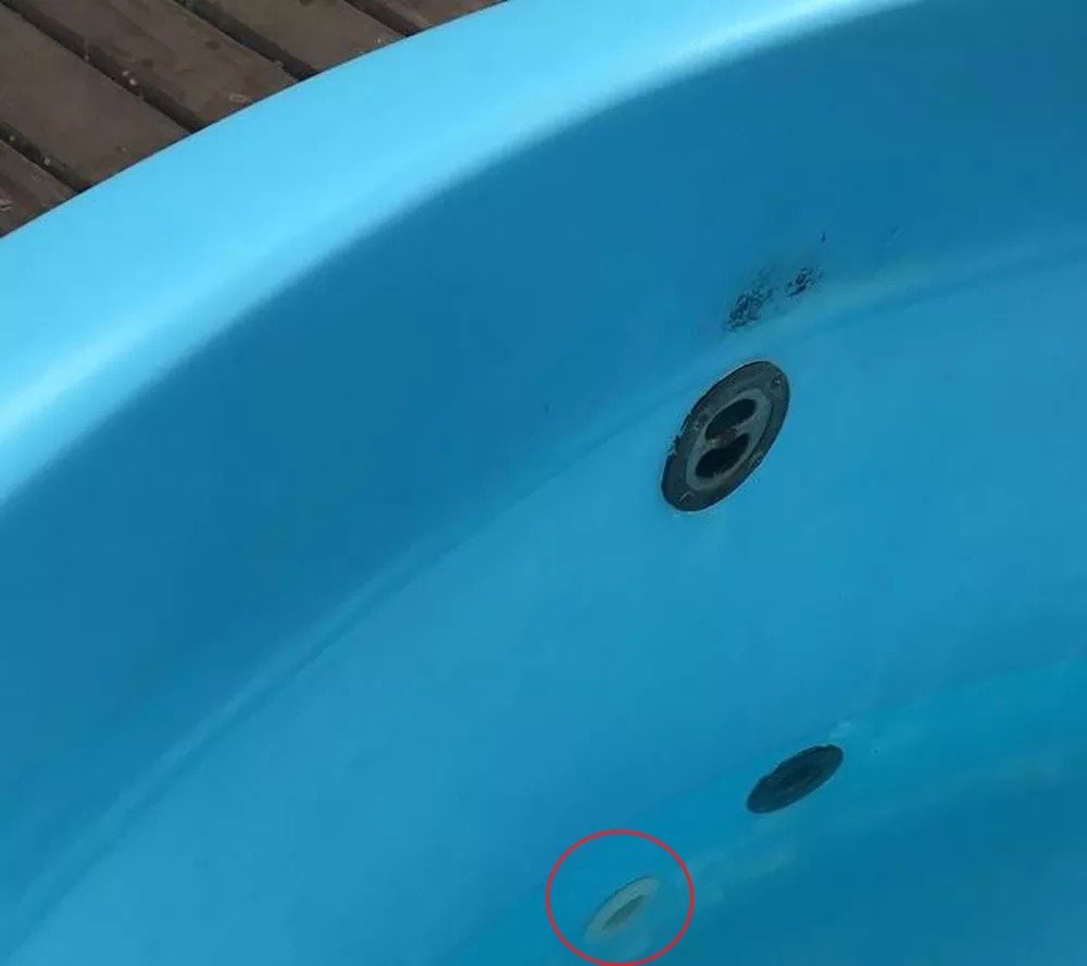 Menino é internado na UTI após ter braço sugado por ralo de piscina em GO