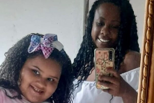 “Foi falta de vacina”, diz mãe que perdeu filha de 8 anos para a Covid