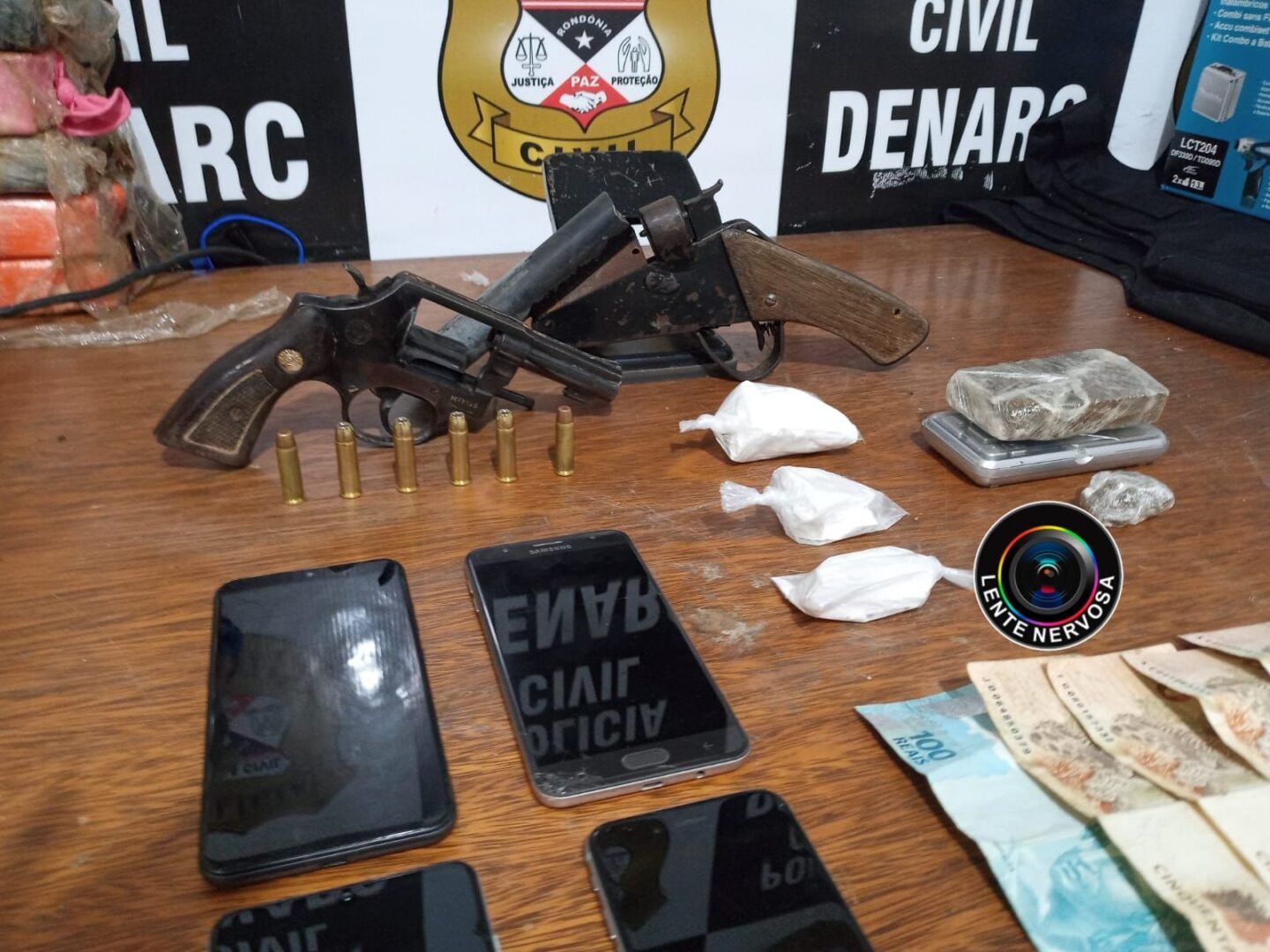 Agentes do Denarc prendem tio e sobrinho; armas e drogas foram apreendidas