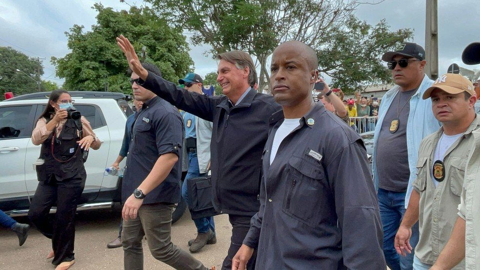 Bolsonaro é recepcionado por multidão em Porto Velho; VÍDEO