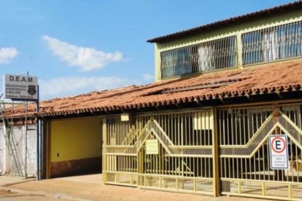 Bêbada, mãe se irrita com filho de 3 anos e tenta sufocá-lo, no GO