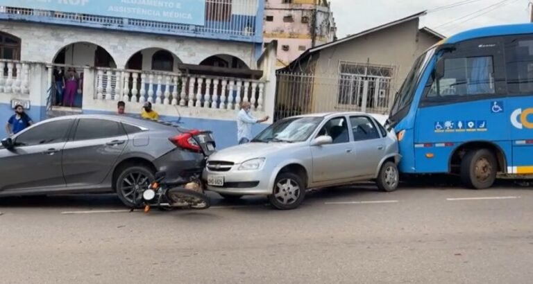 LENTE URGENTE – Ônibus coletivo destrói veículos em ladeira na capital