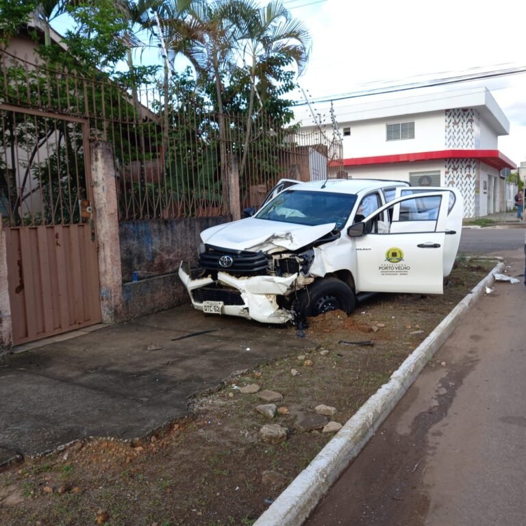 Caminhonete invade preferencial e atinge Hilux da Semed – VÍDEO
