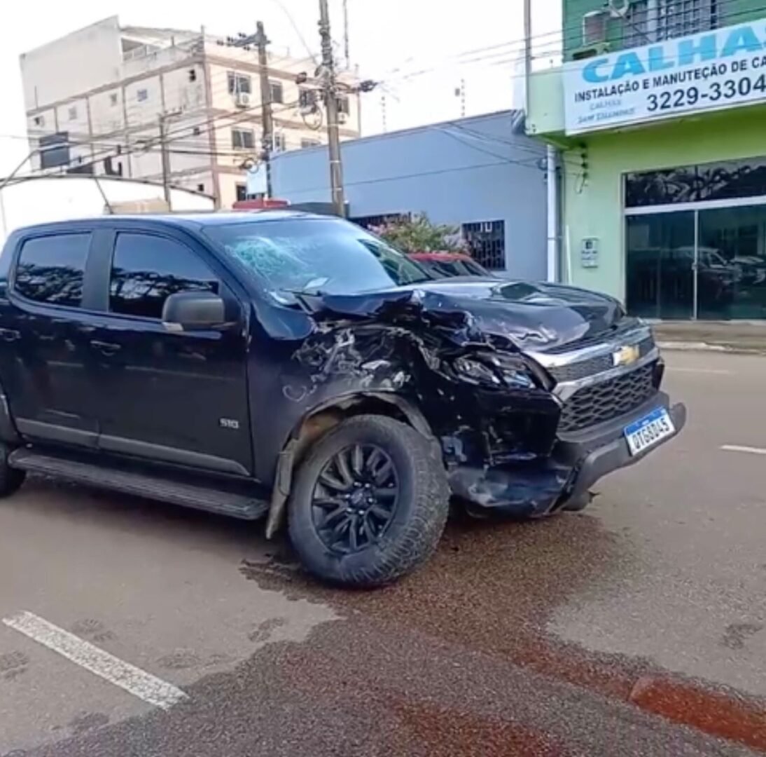 Caminhonete invade preferencial e atinge Hilux da Semed - VÍDEO
