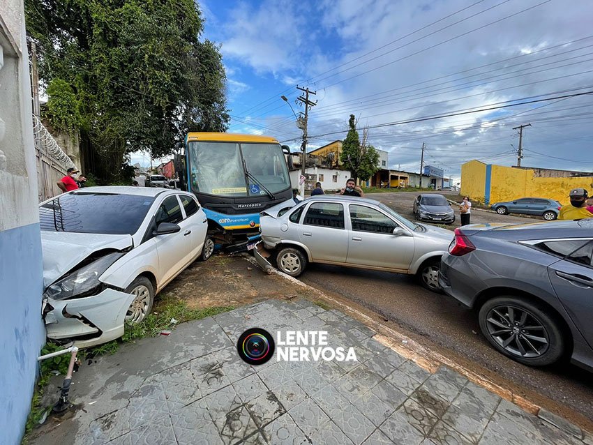 Rodas travam e ônibus atinge quatro veículos estacionados em ladeira – VÍDEO