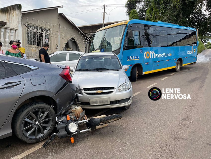 Rodas travam e ônibus atinge quatro veículos estacionados em ladeira – VÍDEO