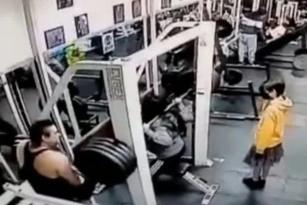 Mulher morre esmagada em academia ao tentar levantar 180 kg; vídeo