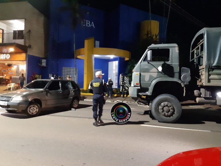 Uno é arrastado por caminhão do Exército em acidente na Avenida Calama