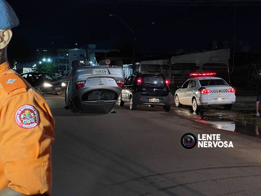 Condutora invade preferencial e causa acidente com capotamento de veículo 5 Condutora invade preferencial e causa acidente com capotamento de veículo