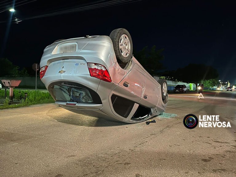 Condutora invade preferencial e causa acidente com capotamento de veículo