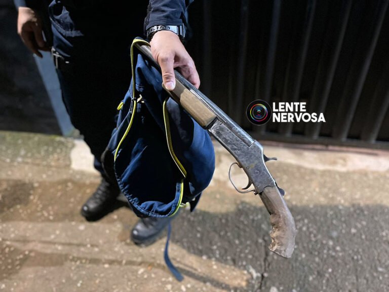 Ciclista armado com escopeta é preso em abordagem ao lado da prefeitura