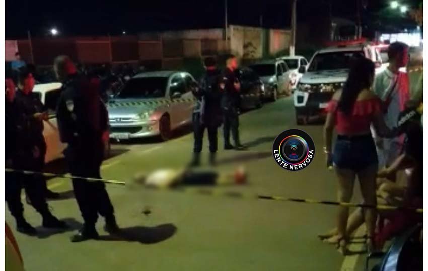 Jovem é morto e outro baleado em ataque a tiros em frente a boate