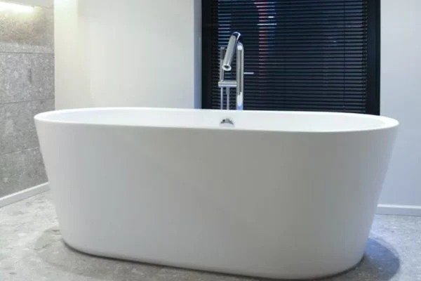 Homem processará hotel após esposa engravidar “sozinha” em banheira