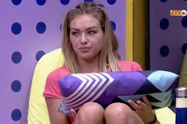BBB22: Bárbara chora ao ser avisada sobre risco de expulsão do reality