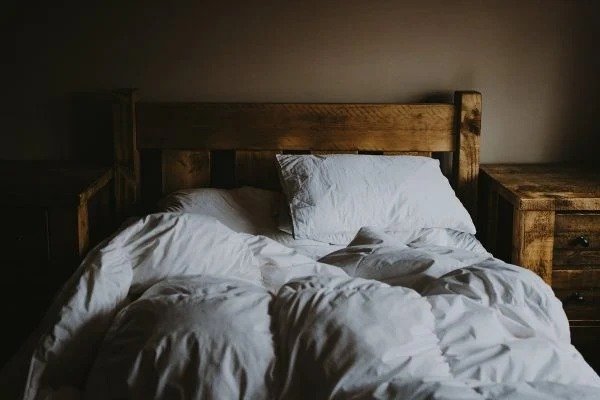 Mulher diz que dorme com o irmão “para se aquecer” e revolta namorado