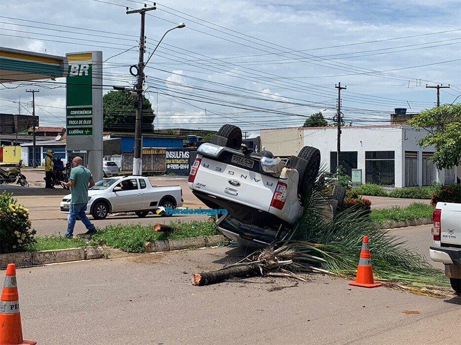Caminhonete capota após colisão no bairro Embratel