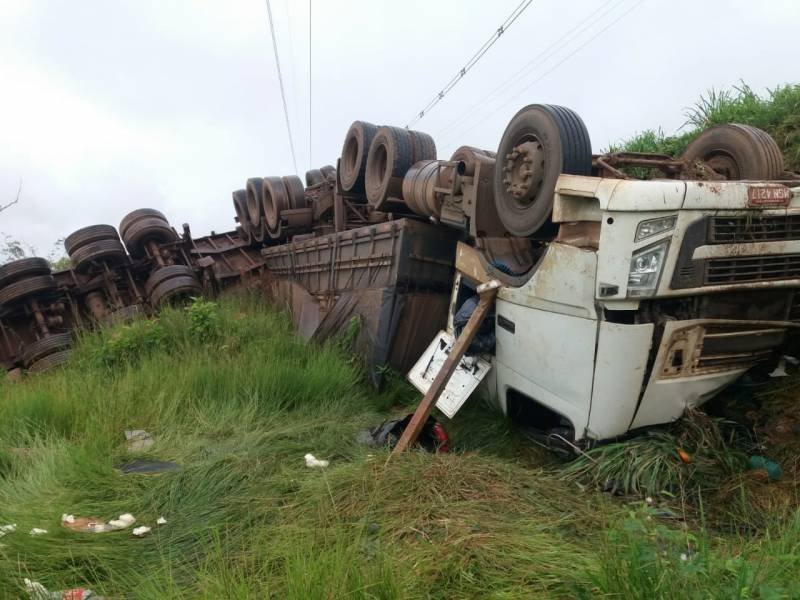 Motorista de Vilhena se distrai e carreta tomba em trecho da BR 364