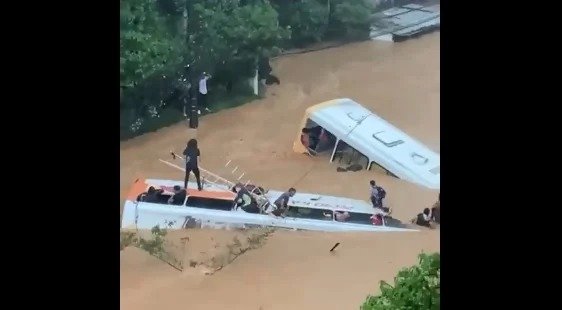Petrópolis: vídeo mostra desespero de pessoas ao tentar sair de ônibus