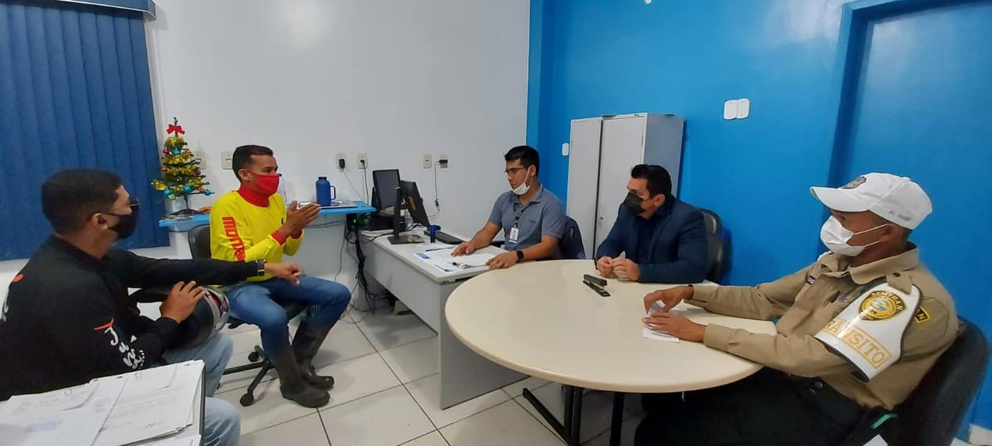 Vereador Edimilson Dourado intercede e resolve problemas de motoboys no shopping