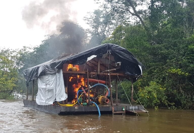 Ação da PF, Ibama e PM combate exploração de ouro em áreas indígenas e destrói 12 dragas