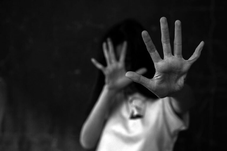 Mulher aciona a polícia e diz que é estuprada desde os 12 anos pelo padrasto