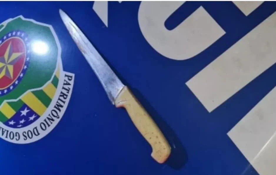 Homem mata esposa com facada e confessa crime ao filho pelo WhatsApp