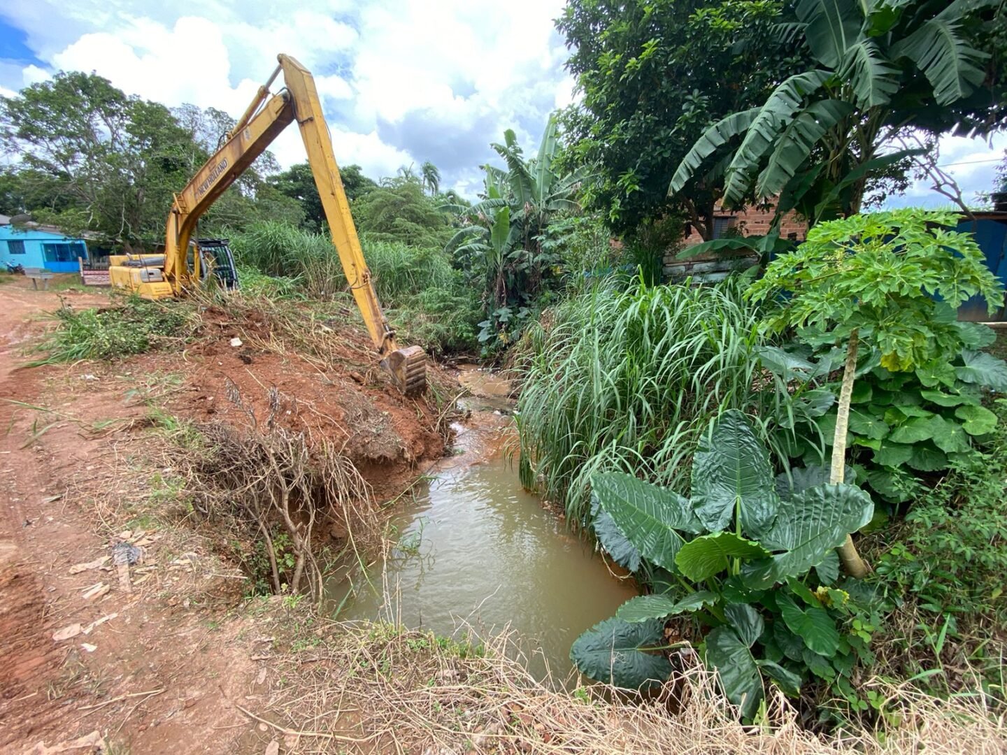Semob realiza limpeza em canal atendendo solicitação do vereador Edimilson Dourado