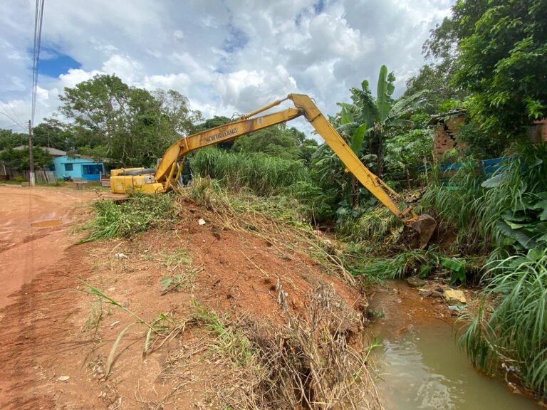 Semob realiza limpeza em canal atendendo solicitação do vereador Edimilson Dourado