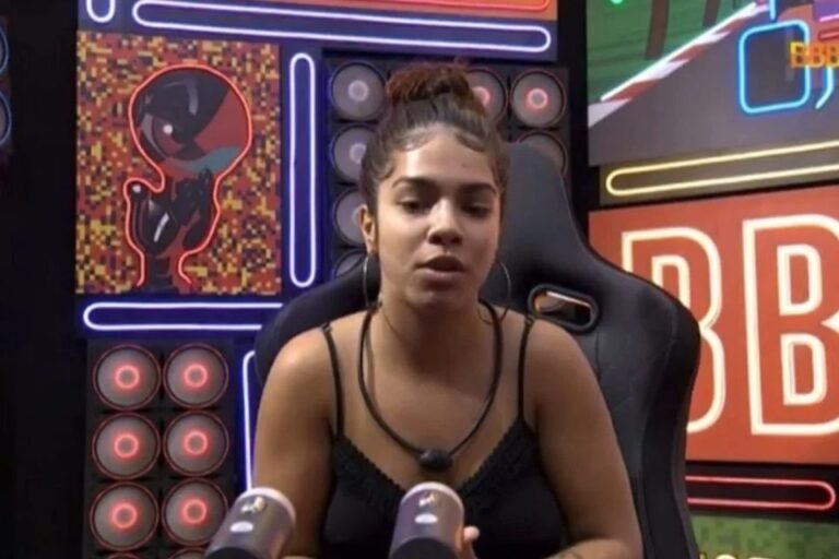 Maria é retirada por seguranças após ameaçar quebrar confessionário