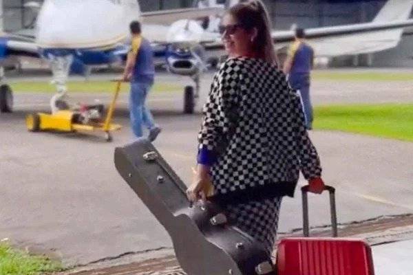 Família de Marília recebe vestido que cantora usava durante acidente