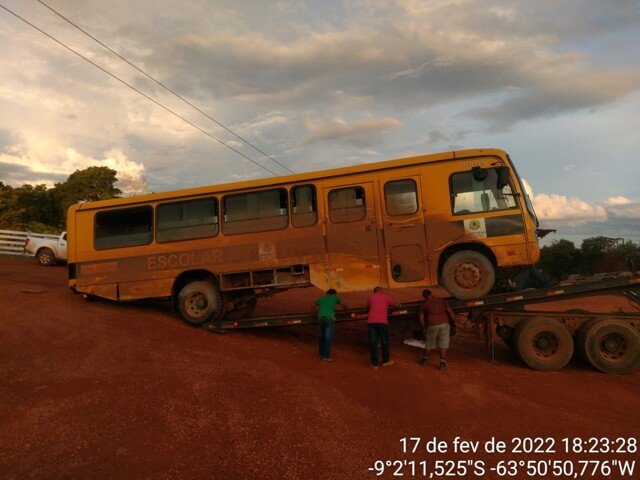 Prefeitura retira ônibus escolar que caiu da ponte na bacia