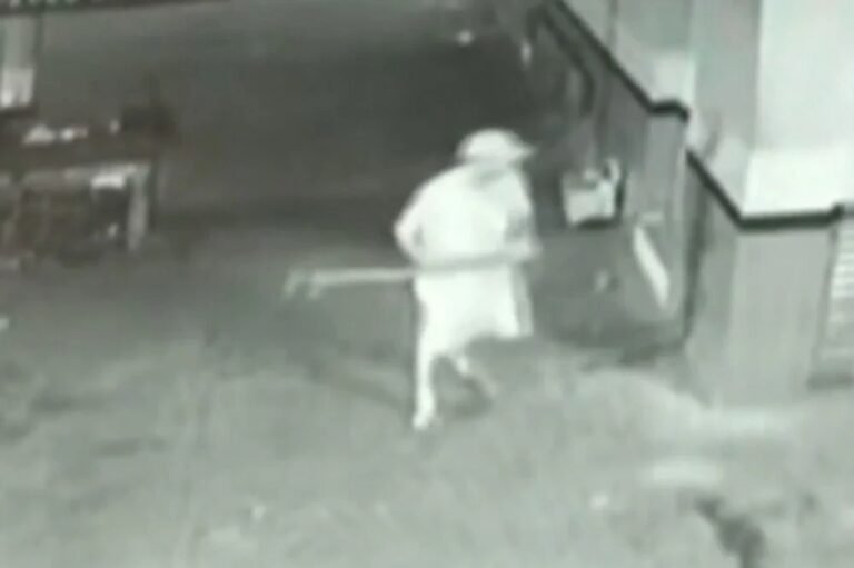 Vídeo: homem ataca a pauladas e mata morador de rua que dormia em GO