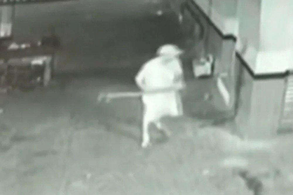 Vídeo: homem ataca a pauladas e mata morador de rua que dormia em GO 1 Vídeo: homem ataca a pauladas e mata morador de rua que dormia em GO