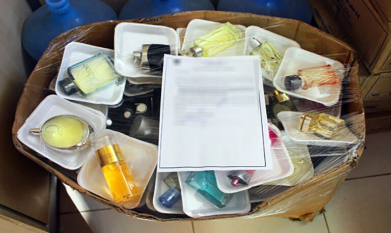 Suspeitos que vendiam frascos com água ao invés de perfume são presos pela PM