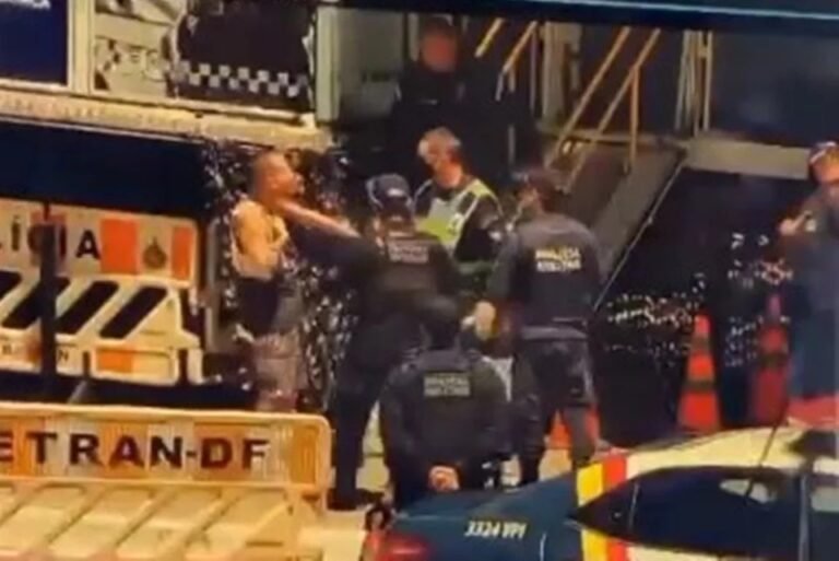 Vídeo: PMs salvam homem que se engasgou com pirulito na Rodoviária no DF