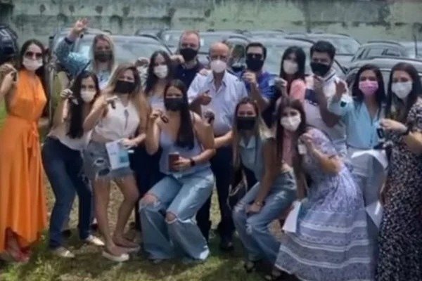 GO: prefeito viraliza ao presentear 15 netos com carros de luxo; vídeo