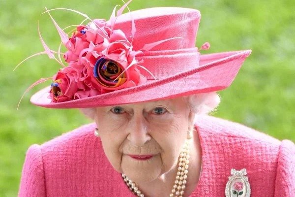 Aos 95 anos, rainha Elizabeth II testa positivo para Covid
