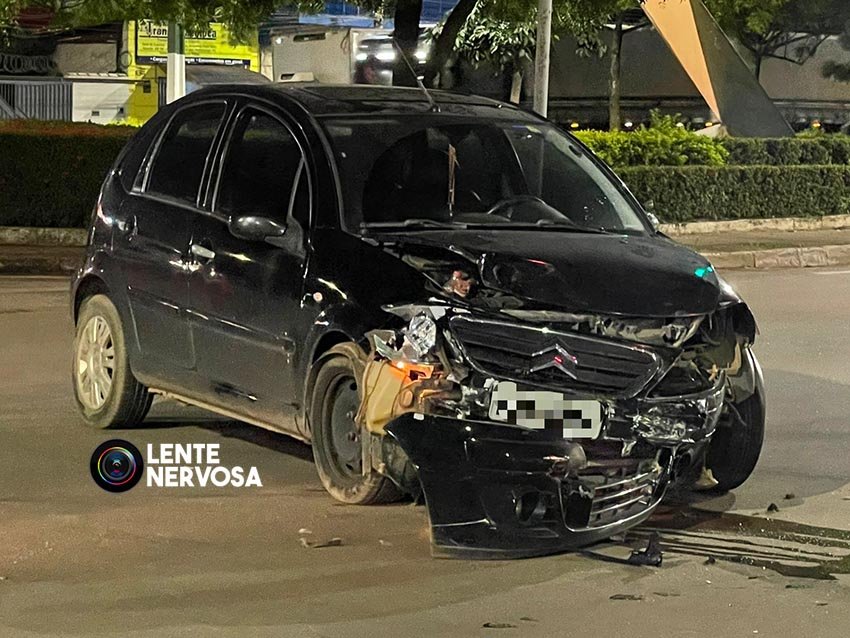 Carro de luxo é atingido por veículo que invadiu preferencial na Avenida Jorge Teixeira