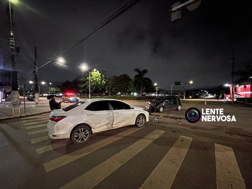 Carro de luxo é atingido por veículo que invadiu preferencial na Avenida Jorge Teixeira
