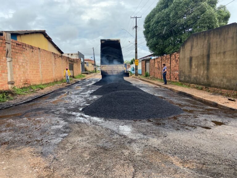 Semob realiza tapa buraco no Bairro Castanheira a pedido do vereador Edimilson Dourado