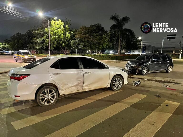 Carro de luxo é atingido por veículo que invadiu preferencial na Avenida Jorge Teixeira