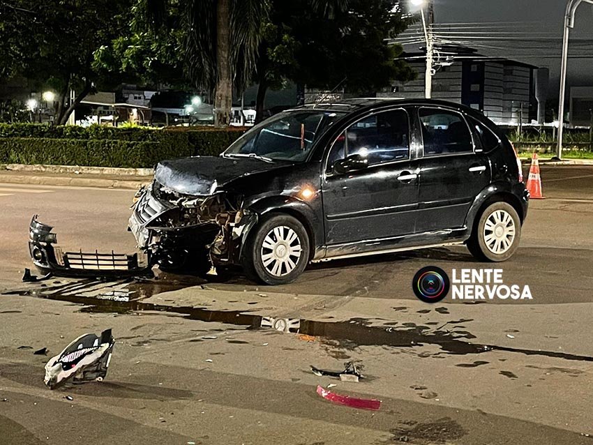 Carro de luxo é atingido por veículo que invadiu preferencial na Avenida Jorge Teixeira