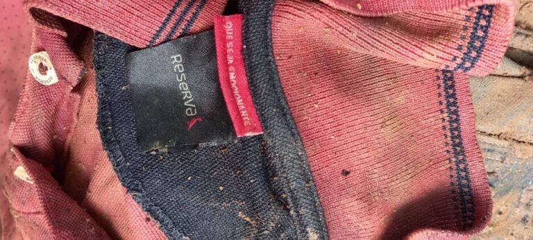 Polícia divulga imagens de roupas e pede ajuda para identificar homem encontrado morto no Ramal Maravilha